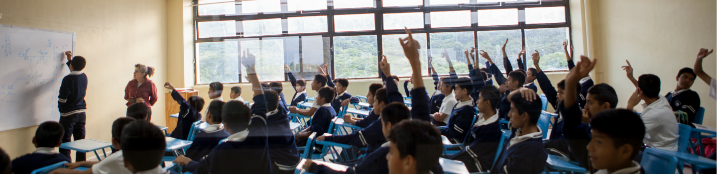 Kinderen steken handen op in klaslokaal